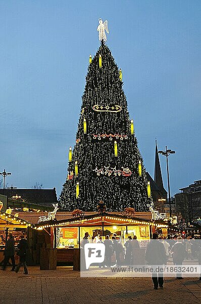 Christmas tree and Christmas market in the evening  Dortmund  North Rhine-Westphalia  Germany  Europe
