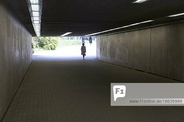 Fußgängerin im Tunnel  Unterführung zum Hofgarten  Düsseldorf  Nordrhein-Westfalen  Deutschland  Europa