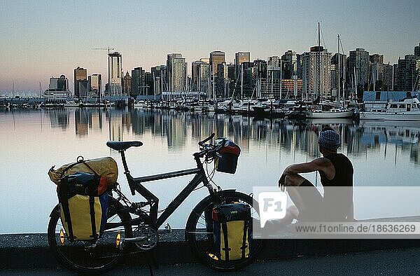 Fahrradfahrer vor Skyline von Vancouver  British Columbia  Kanada  Nordamerika