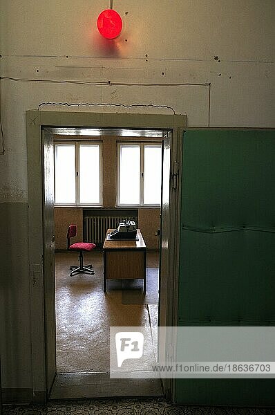 Verhörzimmer  Stasi-Gefängnis  Hohenschönhausen  Berlin  Staatssicherheit  Deutschland  Europa