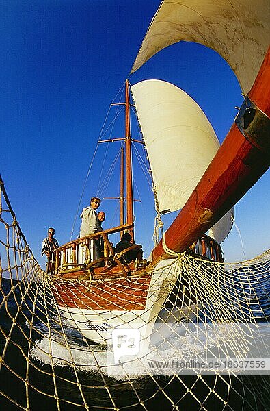 Sailing Ship  Red Sea  Egyp  Segelboot  Rotes Meer  boat  Boot  frontal  Menschen  people  Gruppen  groups  Ägypten  Afrika