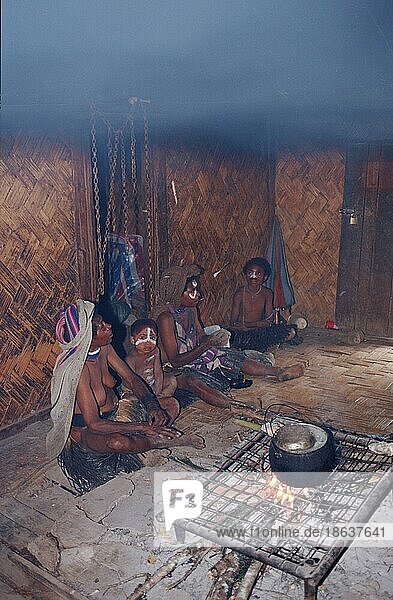Huli women and children doing the cooking  Tari  Papua New-Guinea  Huli-Frauen und Kinder beim Kochen  asia  Menschen  people  woman  innen  Gruppen  groups  Papua-Neuguinea  Ozeanien