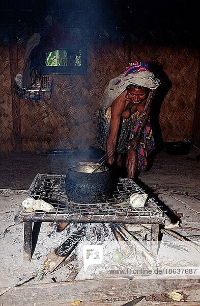 Huli woman doing the cooking  Tari  Papua New-Guinea  Huli-Frau beim Kochen  asia  Menschen  people  woman  innen  arbeiten  working  Papua-Neuguinea  Ozeanien