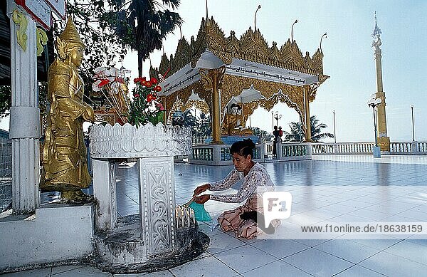 Frau betet im Tempel  Kawthaung  Burma  Myanmar  Asien