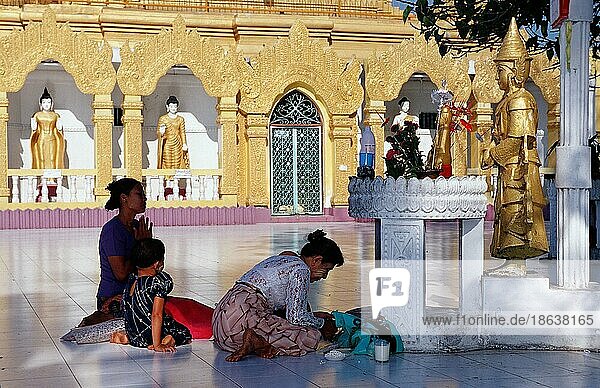 Women and children praying at temple  Kawthaung  Burma  Myanmar  Frauen und Kinder beten in Tempel  Kawthaung  Birma  Myanmar  Asien