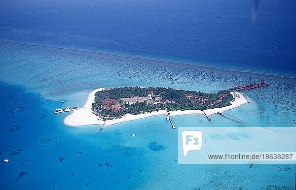 Hotel on tropical island  Ari atol  Maledives  Hotelanlage auf tropischer Insel  Ari-Atoll  Malediven  Asien