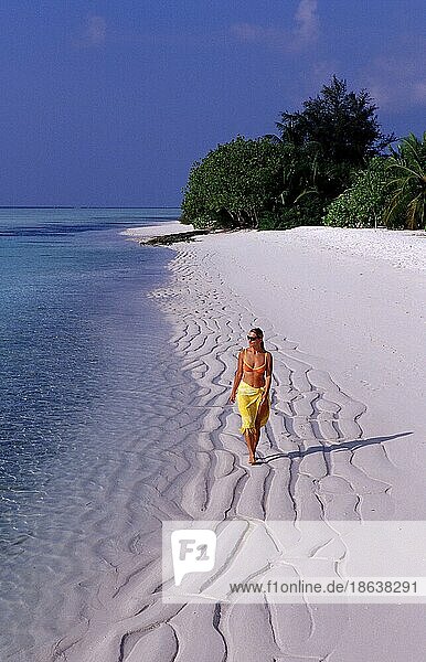 Urlauber am Strand  White Sands Resort  Ari atol  Indischer Ozean  Malediven  Asien
