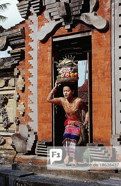 Frau mit Opfergaben in Hindu-Tempel Ubud  Bali  Indonesien  Asien