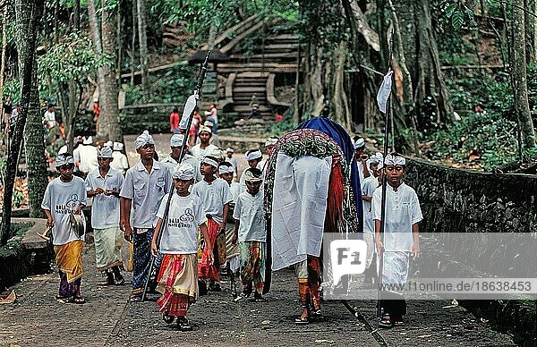 Gläubige Jungen  Hindu-Tempel Monkey Forest  Ubud  Bali  Gläubige  Indonesien  Asien