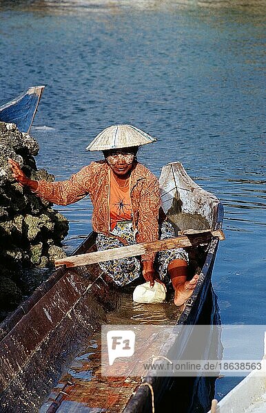 Frau in Fischerboot  Lamanggau  Sulawesi  Gesichtsbemalung  Indonesien  Asien