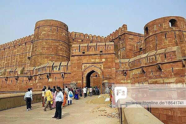 People in front of the Amar Singh Gate  Red Fort  Agra  Uttar Pradesh  India  Asia