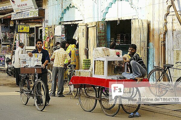 Straßenhändler und Geschäfte  Bharatpur  Rajasthan  Indien  Asien