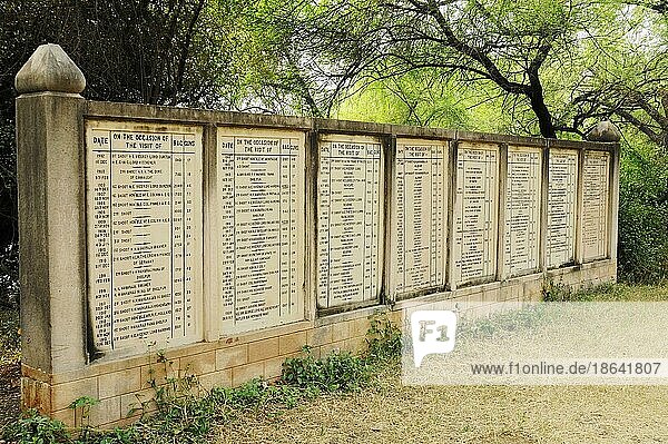 Historische Steintafeln mit Daten früherer Jagdgesellschaften  Keoladeo Ghana Nationalpark  Bharatpur  Rajasthan  Indien  Asien