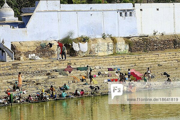 Frauen waschen Wäsche in einem Teich  Deeg  Rajasthan  Indien  Asien