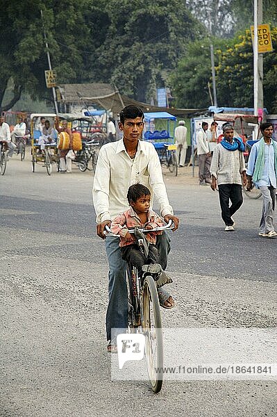 Mann mit Kind auf Fahrrad  Bharatpur  Rajasthan  Indien  Asien