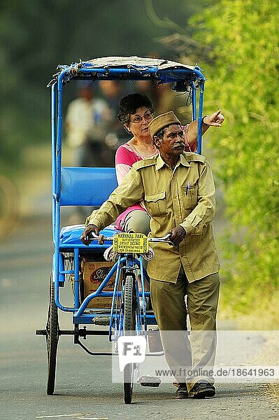 Rikschafahrer mit Touristin  Nationalpark  Bharatpur  Rajasthan  Indien  Keoladeo Ghana  Asien