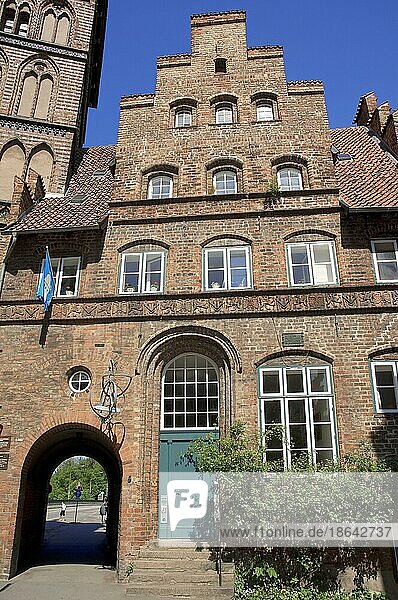 Zöllnerhaus am Burgtor  Lübeck  Schleswig-Holstein  Deutschland  Europa