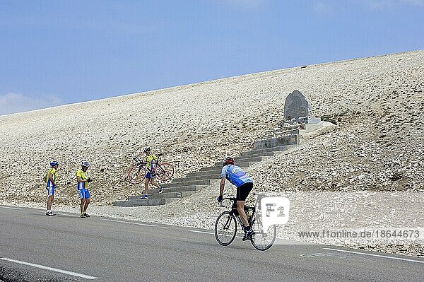 Fahrradfahrer auf Straße zum Gipfel des Mont Ventoux  Vaucluse  Provence-Alpes-Cote d'Azur  Südfrankreich  Denkmal für Radprofi Tom Simpson  windiger Berg  Radfahrer
