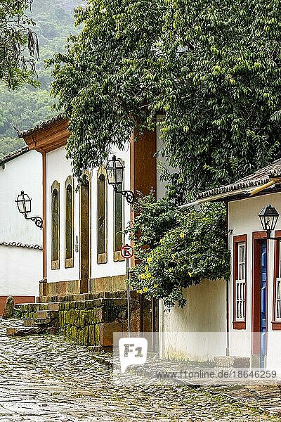 Koloniale Häuser mit farbenfrohen Fassaden und kopfsteingepflasterten Hängen in der historischen Stadt Tiradentes  einer der berühmtesten Städte des Bundesstaates Minas Gerais  Brasilien  Südamerika