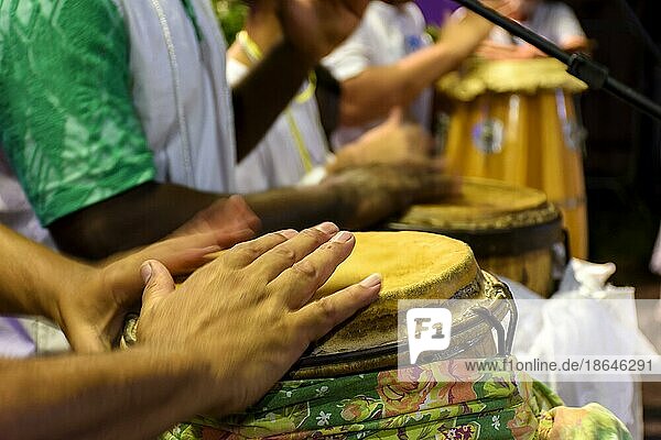Trommeln  die in Brasilien atabaque genannt werden  werden während einer für die Umbanda typischen Zeremonie gespielt  einer afro brasilianischen Religion  in der sie die Hauptinstrumente sind  Brasilien  Südamerika