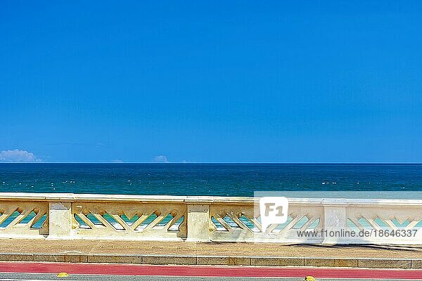 Strandpromenade  Mauern und Meeresallee im Stadtgebiet von Salvador  Bahia  Brasilien  Südamerika