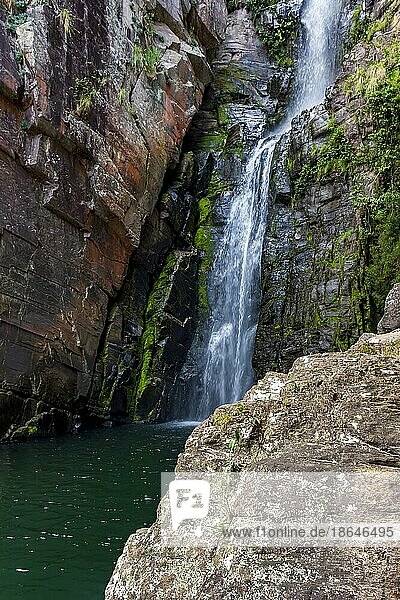 Wasserfall im Naturwald auf dem Berg Cipo in Minas Gerais  Brasilien  Brasilien  Südamerika