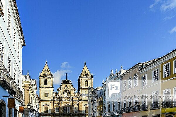 Fassaden von alten und historischen Kirchen und Häusern im kolonial und Barockstil im Touristenzentrum Pelourinho  Stadt Salvador  Bahia  Brasilien  Südamerika