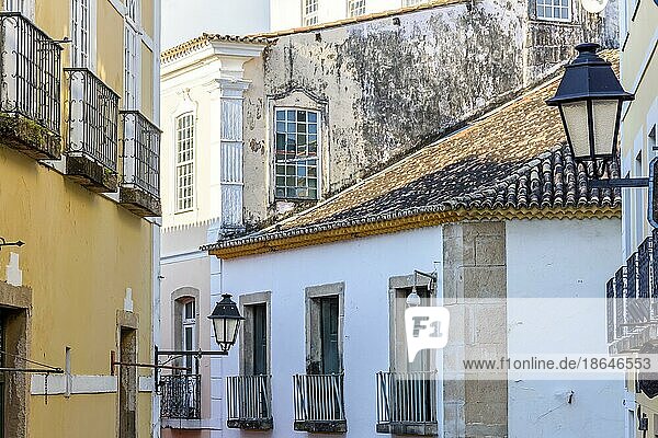 Fassade alter erhaltener Häuser im Kolonialstil an den Hängen des Pelourinho in der Stadt Salvador  Bahia  Brasilien  Südamerika