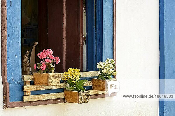 Mit Blumen und Gegenständen dekoriertes Fenster in der historischen Stadt Tiradentes  typisch für das Landesinnere des Bundesstaates Minas Gerais  Tiradentes  Minas Gerais  Brasilien  Südamerika