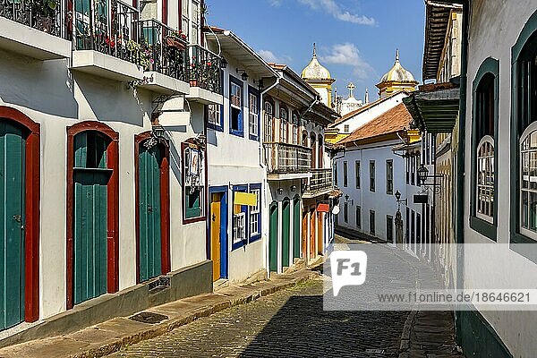 Bukolische Straße mit alten Häusern im Kolonialstil und sonnenbeschienenen Pflastersteinen in der historischen Stadt Ouro Preto in Minas Gerais  Brasilien  Südamerika