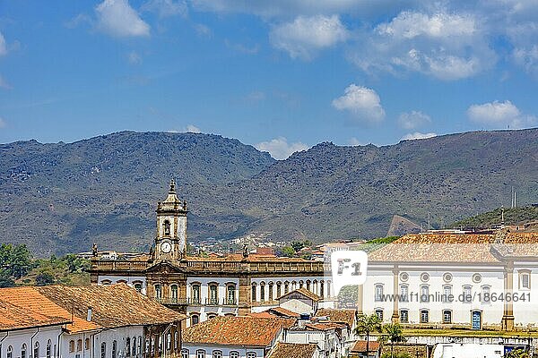Blick von oben auf das historische Zentrum von Ouro Preto mit seinen Häusern  Kirchen  Denkmälern und Bergen  Ouro Preto  Minas Gerais  Brasilien  Südamerika