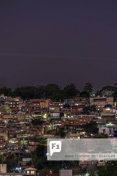 Slum in der Abenddämmerung in der Innenstadt von Belo Horizonte in Minas Gerais  Brasilien  Südamerika