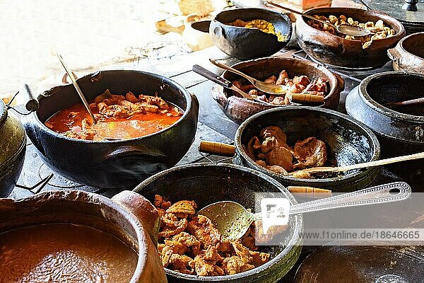 Traditionelle brasilianische Gerichte aus der Region Minas Gerais werden in Tontöpfen und im alten und beliebten Holzofen zubereitet  Lagoa Santa  Minas Gerais  Brasilien  Südamerika