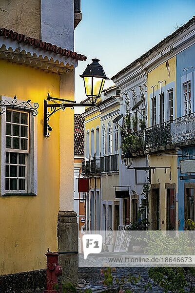 Alte Straße mit historischen Häusern im Kolonialstil in Pelourinho in Salvador  Bahia in der Abenddämmerung  Brasilien  Südamerika