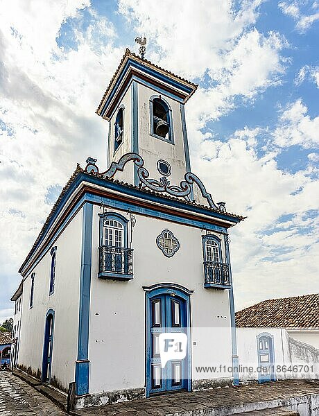 Barocke Kirchenfassade mit bunten Details in Diamantina  Minas Gerais  Brasilien  Brasilien  Südamerika