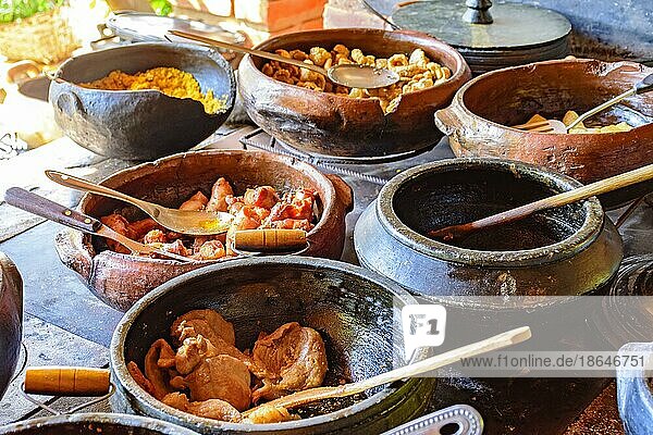 Traditionelle brasilianische Gerichte werden in Tontöpfen und im alten und beliebten Holzofen zubereitet  Lagoa Santa  Minas Gerais  Brasilien  Südamerika