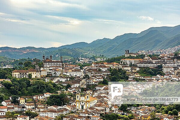 Blick auf die historische Stadt Ouro Preto in Minas Gerais mit ihren Häusern und Kirchen im Kolonialstil und den Bergen im Hintergrund  Brasilien  Südamerika
