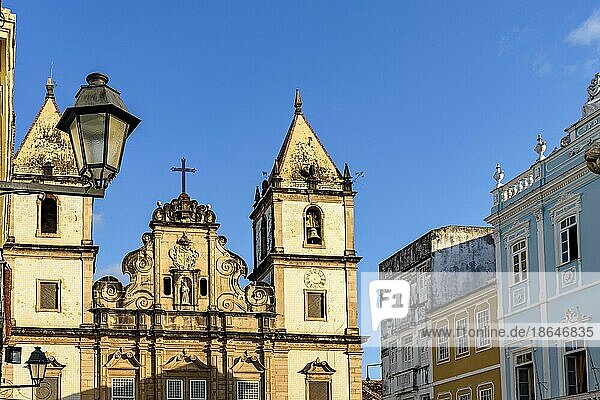 Fassade alter und historischer Kirchen und Häuser im kolonial und Barockstil im Touristenzentrum Pelourinho  Stadt Salvador  Bahia  Brasilien  Südamerika