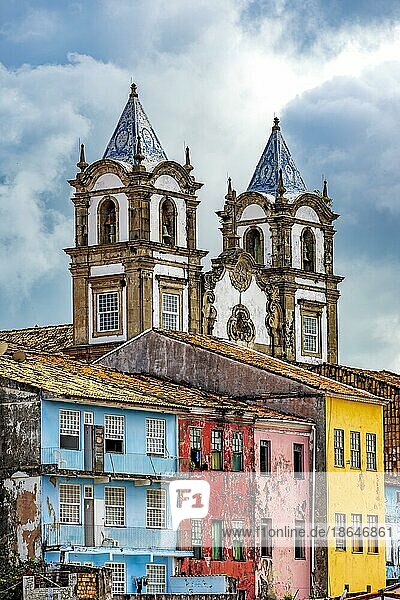 Historische barocke Kirchtürme zwischen alten bunten Häusern im Pelourinhoviertel in der Stadt Salvador  Bahia  Brasilien  Südamerika
