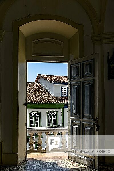 Antike Kolonialhäuser  gesehen durch die Tür einer historischen Kirche in der Stadt Diamantina in Minas Gerais  Brasilien  Südamerika