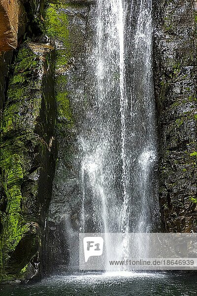 Der wunderschöne und paradiesische Wasserfall Veu da Noiva (Schleier der Braut) in der Serra do Cipo im Bundesstaat Minas Gerais  Brasilien  Brasilien  Südamerika