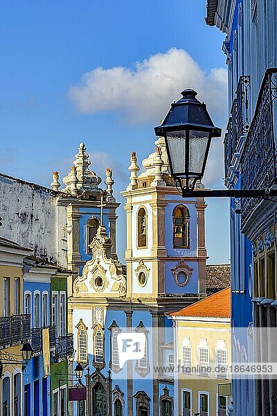 Bunte Kolonialhausfassaden und historische Kirchtürme im Barock und Kolonialstil mit blauem Himmel im berühmten Pelourinhoviertel von Salvador  Bahia  Brasilien  Südamerika