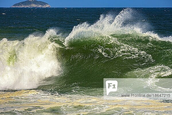 Große Welle am Strand von Ipanema in Rio de Janeiro an einem sonnigen Tag mit starkem Wind  Brasilien  Südamerika