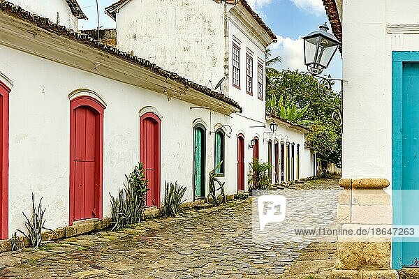 Straße mit Kopfsteinpflaster und Fassaden von alten Kolonialhäusern in der historischen Stadt Paraty im Bundesstaat Rio de Janeiro  Brasilien  Südamerika
