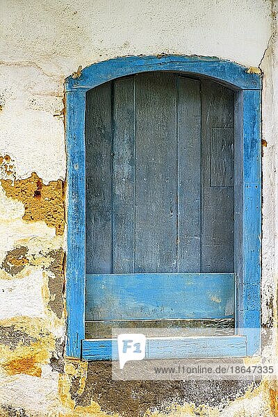 Altes  verfallenes  blau gestrichenes Holzfenster in der historischen Stadt Paraty an der Südküste des Bundesstaates Rio de Janeiro  Brasilien  Südamerika
