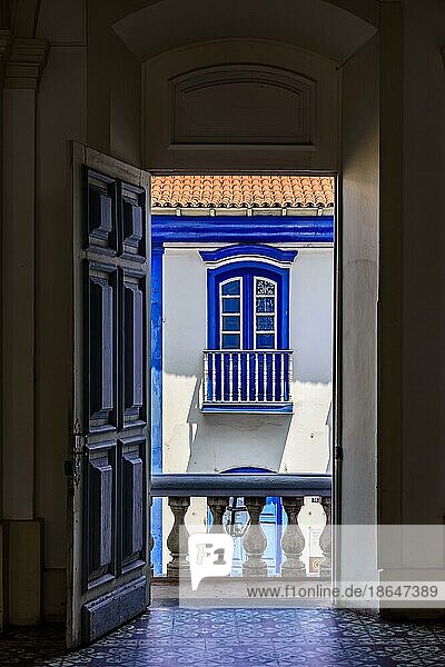 Alte Kolonialhäuser  gesehen durch die Tür einer historischen Kirche in der Stadt Diamantina in Minas Gerais  Brasilien  Südamerika