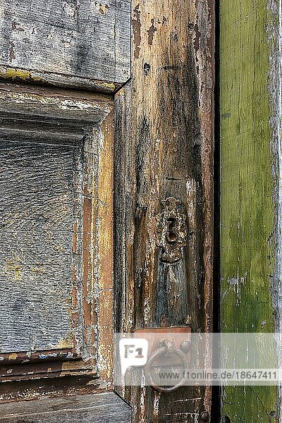 Detail einer antiken Holztür und eines durch Zeit und Rost beschädigten Schlosses in einem Haus im Kolonialstil in der historischen Stadt Diamantina in Minas Gerais  Brasilien  Südamerika