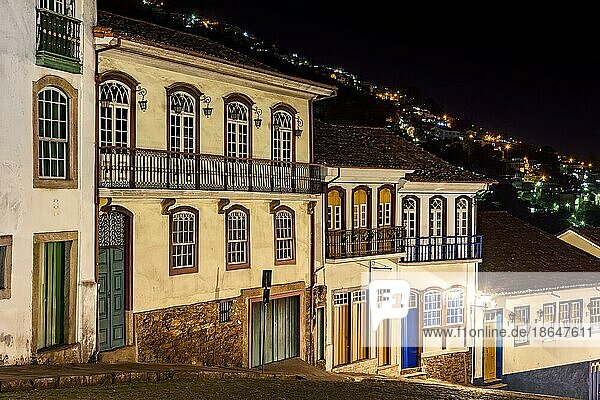 Fassaden von Häusern im Kolonialstil in einer alten Kopfsteinpflasterstraße in der Stadt Ouro Preto bei Nacht beleuchtet  Ouro Preto  Minas Gerais  Brasilien  Südamerika
