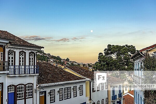 Alte Häuser im Kolonialstil mit ihren Balkonen in der traditionellen historischen Stadt Ouro Preto bei Sonnenuntergang mit dem Mond im Hintergrund  Brasilien  Südamerika
