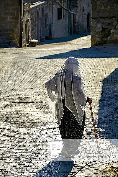 Alte Dame mit Kleidung und islamischem Schleier auf den Straßen von Goreme in Kappadokien  Türkei  Kapadokien  Goreme  Brasilien  Südamerika